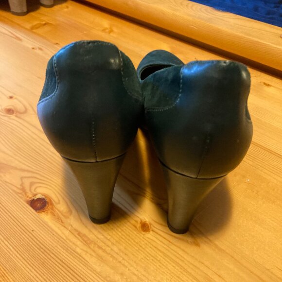 Gorgeous Clarks Artisan forest green suede pumps - Picture 3 of 3